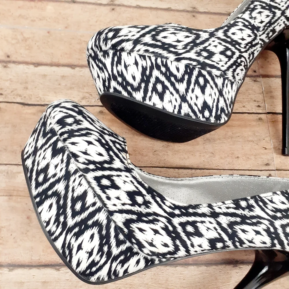 Qupid Women's Fashion Platform Black and White High Heel Shoes size 8